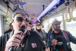 Des fans de l'Eurovision font un karaoké dans un tramway de Vienne, en Autriche, le 15 mai 2026. - © AFP - Alex HALADA