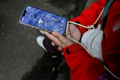 Anastassiia Jmoutska suit les déplacements de son fils Orest sur une carte affichée sur son smartphone, le 13 octobre 2026 à Kiev, en Ukraine - © AFP - Tetiana DZHAFAROVA Anastassiia Jmoutska suit les déplacements de son fils Orest sur une carte affichée sur son smartphone, le 13 octobre 2026 à Kiev, en Ukraine - © AFP - Tetiana DZHAFAROVA