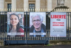 Les portraits de Cécile Kohler et Jacques Paris, devant l'Assemblée nationale à Paris le 11 mars 2026 - © AFP/Archives - Martin LELIEVRE