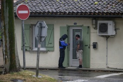 Des gendarmes font du porte-à-porte à Fleurance (Gers), le 4 juin 2026, dans le cadre de l'enquête sur la disparition de Lyhanna - © AFP - Ed JONES