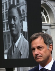 Alexander De Croo, à l'époque Premier ministre belge, devant un portrait géant de Patrice Lumumba, héros de l'indépendance congolaise,  le 20 juin 2022 à Bruxelles - © POOL/AFP/Archives - Olivier Matthys