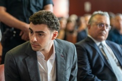 Luigi Mangione lors d'une audience préparatoire à son procès pour meurtre devant un tribunal de l'Etat de New York à Manhattan le 11 août 2026 - © POOL/AFP - DAVID DEE DELGADO Luigi Mangione lors d'une audience préparatoire à son procès pour meurtre devant un tribunal de l'Etat de New York à Manhattan le 11 août 2026 - © POOL/AFP - DAVID DEE DELGADO