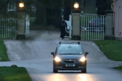Un policier à l'entrée du Royal Lodge, ancienne résidence du prince Andrew, alors qu'une voiture s'éloigne dans le parc de Windsor, le 19 février 2026 à Windsor - © AFP - Toby Shepheard Un policier à l'entrée du Royal Lodge, ancienne résidence du prince Andrew, alors qu'une voiture s'éloigne dans le parc de Windsor, le 19 février 2026 à Windsor - © AFP - Toby Shepheard
