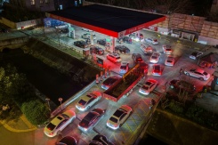 Des automobilistes font la queue pour prendre de l'essence dans une station-service à Nanjing, dans l'est de la Chine, le 9 mars 2026 - © CN-STR/AFP - -