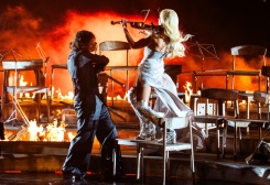 Le duo finlandais  Linda Lampenius et Pete Parkkonen, sur la scène de l'Eurovision, lors de la première demi-finale le 12 mai 2026 dans la  Stadthalle de Vienne - © APA/AFP - GEORG HOCHMUTH