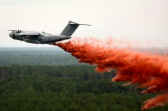 Un avion de transport militaire A400M de l'armée de l'Air et de l'Espace effectue son tout premier largage de produit retardant sur l'incendie de forêt près de Lacanau, dans le sud-ouest de la France, le 25 juillet 2026
- © POOL/AFP - Abdul Saboor Un avion de transport militaire A400M de l'armée de l'Air et de l'Espace effectue son tout premier largage de produit retardant sur l'incendie de forêt près de Lacanau, dans le sud-ouest de la France, le 25 juillet 2026
- © POOL/AFP - Abdul Saboor