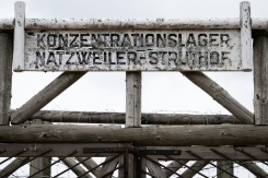 Un panneau annonçant le camp de concentration Natzweiler-Struthof à l'entrée du camp de Natzwiller, dans le Bas-Rhin, le 4 juin 2026 - © AFP - SEBASTIEN BOZON