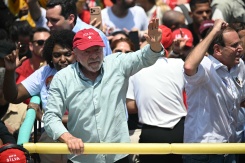 Le président brésilien Luiz Inacio Lula da Silva salue ses partisans, le 24 octobre 2026 à Rio de Janeiro au Brésil - © AFP - MAURO PIMENTEL