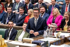 Photo diffusée par le Parlement britannique de Andy Burnham (au centre), nouveau député du Parti travailliste de Makerfield, à la suite de sa victoire lors de l'élection partielle, à la Chambre des communes à Londres, le 22 mai 2026 - © UK PARLIAMENT/AFP/Archives - -