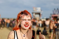 Une participante à une free party sur un site militaire à Cornusse, près de Bourges, le 2 mai 2026 - © AFP - Kenzo TRIBOUILLARD