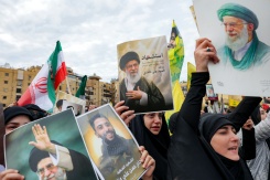 Rassemblement dans la banlieue sud de Beyrouth en hommage au guide suprême iranien Ali Khamenei, le 1er mars 2026 au Liban - © AFP - Anwar AMRO