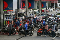 Des motocyclistes et des automobilistes font la queue à une station-service à Quezon City, dans la région métropolitaine de Manille, le 9 mars 2026 aux Philippines - © AFP - Jam STA ROSA