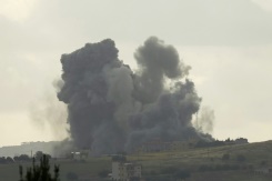 De la fumée s'élève d'un site touché par une frappe israélienne dans le village de Kfar Tibnit, dans le sud du Liban, le 15 mai 2026 - © AFP - -