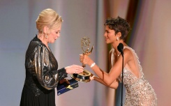 L'actrice américaine Jean Smart reçoit le 8e Emmy Award de sa carrière des mains de Zendaya, le 14 septembre 2026 à Los Angeles - © AFP - Patrick T. Fallon L'actrice américaine Jean Smart reçoit le 8e Emmy Award de sa carrière des mains de Zendaya, le 14 septembre 2026 à Los Angeles - © AFP - Patrick T. Fallon