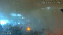 Capture d'écran tirée d'images de vidéosurveillance diffusées par le ministère saoudien de l'Information le 11 octobre 2026, montrant le moment où l'aéroport international de Ryad est frappé par une attaque des Houthis la veille - © SAUDI MEDIA MINISTRY/AFP - - Capture d'écran tirée d'images de vidéosurveillance diffusées par le ministère saoudien de l'Information le 11 octobre 2026, montrant le moment où l'aéroport international de Ryad est frappé par une attaque des Houthis la veille - © SAUDI MEDIA MINISTRY/AFP - -