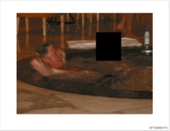 Photo rendue publique le 19 décembre 2025 par le ministère de la Justice américain dans le cadre du dossier Epstein, montrant l'ancien président Bill Clinton dans un bain à remous au côté d'une personne dont le visage est caché - © US DEPARTMENT OF JUSTICE/AFP/Archives - Handout