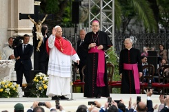 Le pape Léon XIV s'adresse aux fidèles, le 8 mai 2026  à Pompéi, dans le sud de l'Italie - © AFP - Andreas SOLARO