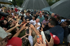 Le président du Brésil Luiz Inácio Lula da Silva, salue des partisans devant un bureau de vote lors du second tour de l’élection présidentielle à Sao Bernardo do Campo, dans l’État de Sao Paulo, au Brésil, le 25 octobre 2026 - © AFP - NELSON ALMEIDA