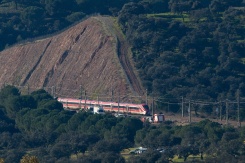 Les secours s'affairent autour du train Iryo accidenté, à Adamuz, le 19 janvier 2026 - © AFP - Jorge GUERRERO