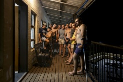 Des étudiants, dont Divan van Westhuizen avec une béquille, sur le balcon du dortoir Steenbok dans l'enclave afrikaner d'Orania en Afrique du Sud, le 29 janvier 2026. - © AFP - CAMILLA RICHETTI
