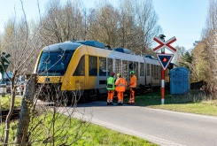 Des secouristes sur le site d'une collision entre deux trains entre les villes de Hillerod et de Kagerup, au nord de Copenhague, le 23 avril 2026 au Danemark - © Ritzau Scanpix/AFP - Steven Knap