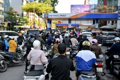 Des motocyclistes font la queue pour faire le plein d'essence dans une station-service à Hanoï, le 10 mars 2026 au Vietnam - © AFP - Nhac NGUYEN
