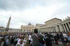 Des fidèles rassemblés place Saint-Pierre lors de la prière de l'Angélus du pape Léon XIV, au lendemain de son retour au Vatican après une intervention chirurgicale, le 18 octobre 2026 - © AFP - Andreas SOLARO