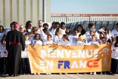 Des personnes se tiennent derrière une banderole sur laquelle on peut lire "Bienvenue en France" alors qu'elles attendent l'arrivée du pape Léon XIV devant l'aéroport d'Orly, dans la banlieue de Paris, le 25 septembre 2026 - © AFP - MEHDI FEDOUACH Des personnes se tiennent derrière une banderole sur laquelle on peut lire "Bienvenue en France" alors qu'elles attendent l'arrivée du pape Léon XIV devant l'aéroport d'Orly, dans la banlieue de Paris, le 25 septembre 2026 - © AFP - MEHDI FEDOUACH
