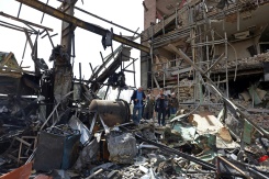 Des représentants des médias se rassemblent autour du bâtiment endommagé de l’université Shahid Beheshti après une frappe, à Téhéran, le 4 avril 2026 - © AFP - - Des représentants des médias se rassemblent autour du bâtiment endommagé de l’université Shahid Beheshti après une frappe, à Téhéran, le 4 avril 2026 - © AFP - -