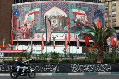 Une peinture murale avec un portrait de l'ayatollah Ali Khamenei, le guide suprême iranien tué le 28 février, le 22 mars 2026 sur la place Valiasr de Téhéran - © AFP - -