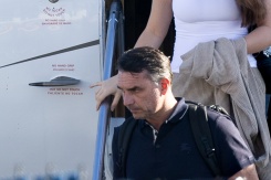 Flavio Bolsonaro sort de son avion à l'aéroport d'Opa Locka près de Miami, en Floride, le 28 octobre 2026, aux États-Unis - © AFP - Ricardo ARDUENGO