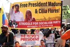 Des partisans du président vénézuélien déchu Nicolas Maduro manifestent devant le tribunal de New York où il doit comparaître, le 26 mars 2026 - © AFP - CHARLY TRIBALLEAU