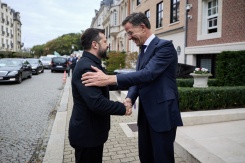 Photo diffusée par le service de presse de la présidence ukrainienne le 15 octobre 2026 montrant le président ukrainien Volodymyr Zelensky (g) et le secrétaire général de l'Otan Mark Rutte lors d'une rencontre en marge d'un sommet de l'UE à Bruxelles - © Service de presse de la présidence ukrainienne/AFP - Handout Photo diffusée par le service de presse de la présidence ukrainienne le 15 octobre 2026 montrant le président ukrainien Volodymyr Zelensky (g) et le secrétaire général de l'Otan Mark Rutte lors d'une rencontre en marge d'un sommet de l'UE à Bruxelles - © Service de presse de la présidence ukrainienne/AFP - Handout
