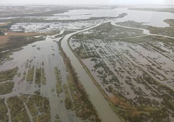 Photo prise depuis un hélicoptère, le 3 février 2026, et diffusée le 4 février 2026 par l'armée de l'air portugaise, montrant des routes et des champs inondés dans le district d'Aveiro, alors que l'agence météorologique portugaise a placé toute la côte en alerte orange à l'approche de la dépression Leonardo au-dessus de l'océan Atlantique - © Forca Aerea Portuguesa/AFP - -