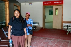 Damu Sherpa, à gauche, l'épouse du guide népalais Dawa Sherpa, à l'hôpital de Katmandou au Népal le 4 juin 2026 - © AFP - PRABIN RANABHAT
