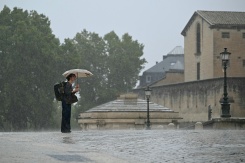 Une femme sous la pluie à Montpellier, dans le sud de la France, le 30 septembre 2026.
- © AFP - Gabriel BOUYS Une femme sous la pluie à Montpellier, dans le sud de la France, le 30 septembre 2026.
- © AFP - Gabriel BOUYS