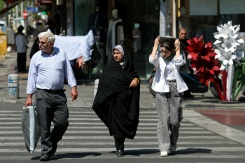 Une famille iranienne dans le centre de Téhéran, le 10 avril 2026 - © AFP - -