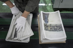 Un employé emballe l'œuvre du photographe Kazuma Obara, "The Newspaper", à Kumiyama, dans la préfecture de Kyoto, au Japon, le 19 mars 2026 - © AFP - Yuichi YAMAZAKI Un employé emballe l'œuvre du photographe Kazuma Obara, "The Newspaper", à Kumiyama, dans la préfecture de Kyoto, au Japon, le 19 mars 2026 - © AFP - Yuichi YAMAZAKI