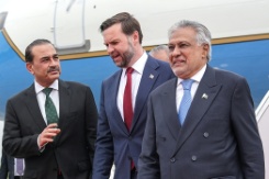 Le vice-président américain JD Vance (c) accompagné par le chef de l'armée pakistanaise, Asim Munir (g) et le ministre pakistanais des Affaires étrangères Ishaq Dar après son arrivée à Islamabad pour les pourparlers de paix américano-iraniens, le 11 avril 2026 au Pakistan - © POOL/AFP - Jacquelyn MARTIN