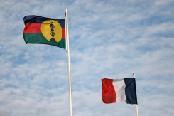 Le drapeau de la Nouvelle-Calédonie (à gauche) aux côtés du drapeau français à Nouméa, en Nouvelle-Calédonie, territoire français du Pacifique, le 24 juillet 2023 - © AFP/Archives - Ludovic MARIN Le drapeau de la Nouvelle-Calédonie (à gauche) aux côtés du drapeau français à Nouméa, en Nouvelle-Calédonie, territoire français du Pacifique, le 24 juillet 2023 - © AFP/Archives - Ludovic MARIN