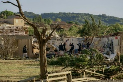 Cette photographie, prise le 24 août 2026, montre des toitures endommagées sur des bâtiments après le passage d'une tornade à Pomas, dans le sud-ouest de la France - © AFP - Idriss Bigou-Gilles Cette photographie, prise le 24 août 2026, montre des toitures endommagées sur des bâtiments après le passage d'une tornade à Pomas, dans le sud-ouest de la France - © AFP - Idriss Bigou-Gilles