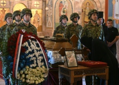Des membres des forces armées serbes encadrent le cercueil de Ratko Mladic durant l'hommage public rendu à l'église Saint Luc de Belgrade, le 7 septembre 2026 - © AFP - OLIVER BUNIC Des membres des forces armées serbes encadrent le cercueil de Ratko Mladic durant l'hommage public rendu à l'église Saint Luc de Belgrade, le 7 septembre 2026 - © AFP - OLIVER BUNIC
