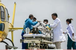 Les secouristes et le personnel médical transfèrent le guide Dawa Sherpa à son arrivée à l'hôpital de Katmandou le 4 juin 2026 - © AFP - PRABIN RANABHAT