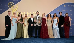 De gauche à droite: les acteurs Shawn Hatosy, Katherine LaNasa, Isa Briones, Shabana Azeez, Gerran Howell, Noah Wyle, Taylor Dearden, Sepideh Moafi, l’actrice américaine Supriya Ganesh, Patrick Ball et Fiona Dourif, lauréats du prix de la meilleure série dramatique pour "The Pitt" à Los Angeles, le 14 septembre 2026 - © AFP - Frederic J. Brown De gauche à droite: les acteurs Shawn Hatosy, Katherine LaNasa, Isa Briones, Shabana Azeez, Gerran Howell, Noah Wyle, Taylor Dearden, Sepideh Moafi, l’actrice américaine Supriya Ganesh, Patrick Ball et Fiona Dourif, lauréats du prix de la meilleure série dramatique pour "The Pitt" à Los Angeles, le 14 septembre 2026 - © AFP - Frederic J. Brown