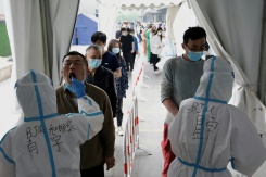 Des habitants se font dépister au Covid-19 dans un centre de prélèvements, le 25 avril 2022 à Pékin - © AFP - Noel Celis