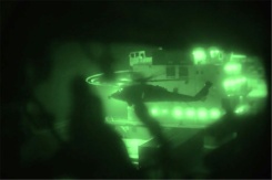 Image tirée d'une vidéo diffusée par le Commandement central américain sur son compte X, le 20 avril 2026, montrant des Marines américains abordant le cargo Touska, battant pavillon iranien en mer d'Arabie, le 19 avril 2026 - © Commandement central américain/AFP - -