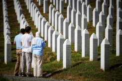 Des personnes se recueillent au cimetière mémorial du village de Potočari, le 28 août 2026, après le décès de l'ancien chef militaire des Serbes de Bosnie, Ratko Mladić, près de Srebrenica, dans l'est de la Bosnie - © AFP/Archives - Nidal Saljic Des personnes se recueillent au cimetière mémorial du village de Potočari, le 28 août 2026, après le décès de l'ancien chef militaire des Serbes de Bosnie, Ratko Mladić, près de Srebrenica, dans l'est de la Bosnie - © AFP/Archives - Nidal Saljic