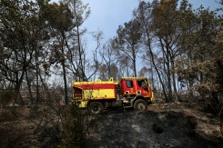 Un camion de pompiers dans une zone brûlée par un incendie de forêt à Montfort-sur-Argens, dans le Var, le 1er août 2026 - © AFP - Clement MAHOUDEAU Un camion de pompiers dans une zone brûlée par un incendie de forêt à Montfort-sur-Argens, dans le Var, le 1er août 2026 - © AFP - Clement MAHOUDEAU