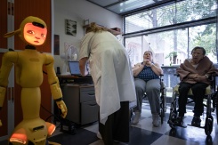 "Miroki", un robot humanoïde, et des patientes lors d'une séance à l'hôpital Broca à Paris le 16 septembre 2026 - © AFP - Lou BENOIST "Miroki", un robot humanoïde, et des patientes lors d'une séance à l'hôpital Broca à Paris le 16 septembre 2026 - © AFP - Lou BENOIST