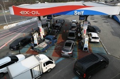 Des automobilistes font la queue pour prendre de l'essence dans une station-service à Séoul, le 9 mars 2026 en Corée du Sud - © AFP - Jung Yeon-je
